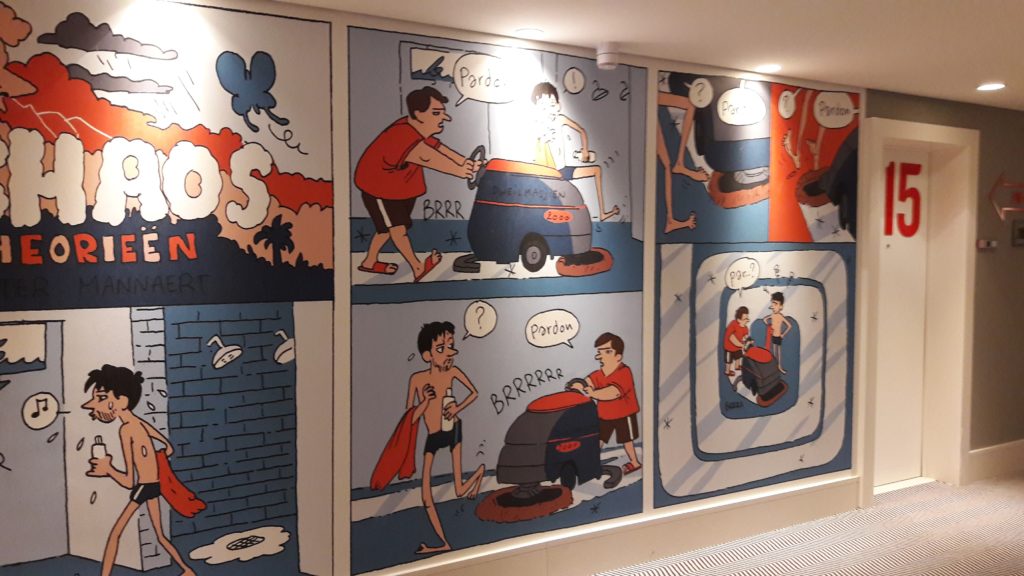 les BD dans les couloirs de l'hôtel à Bruxelles