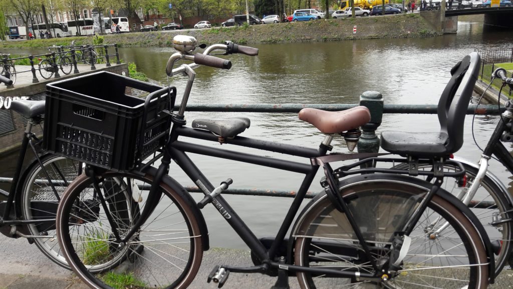 les Vélos à Amsterdam sont omniprésents