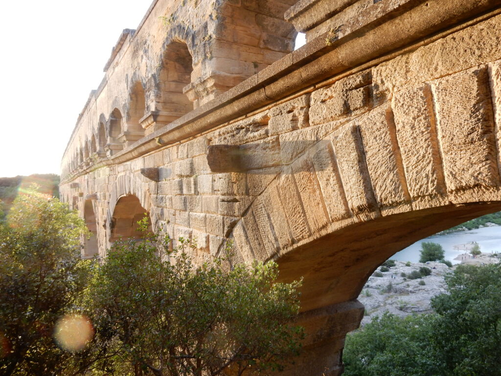 le haut du pont du Gard vue de côté