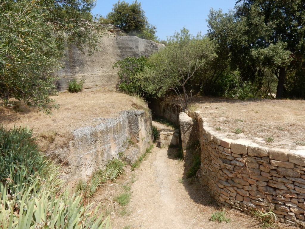un des tunnels romains reliant le pont du Gard à Avignon pour l'alimentation en eau.