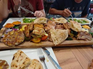 planche pour 4 personnes : je pense qu'on aurait pu y manger à 5 ou 6 personnes