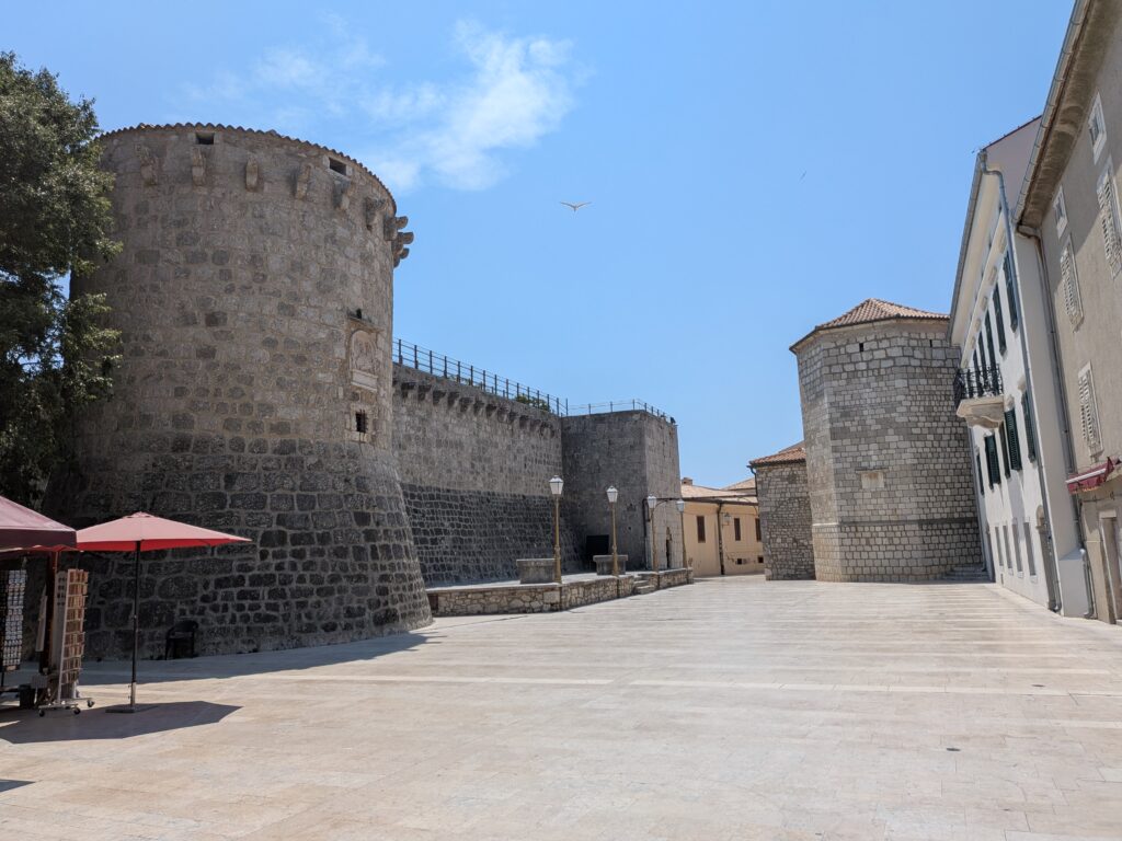 murailles de la ville krk sur l'île du même nom.